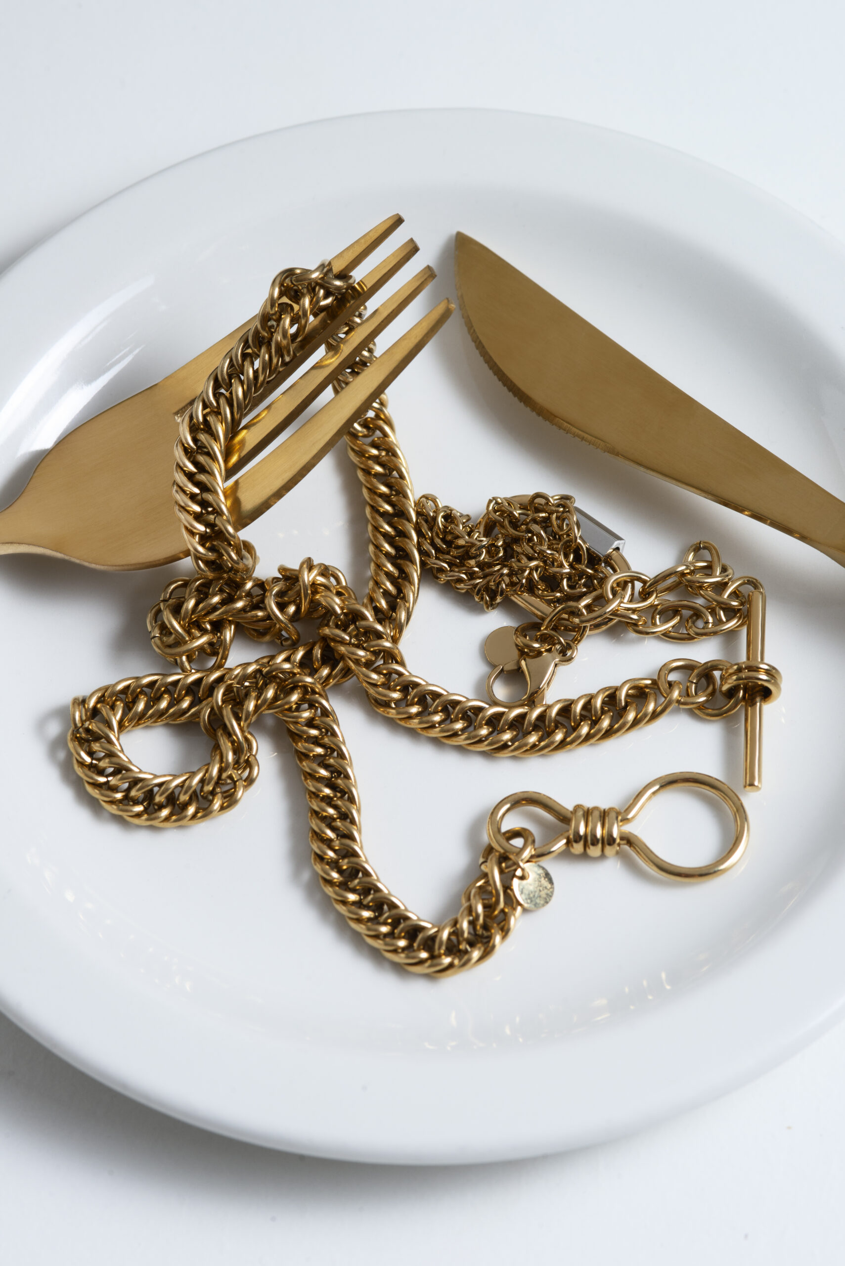 flat-lay-gold-chains-cutlery